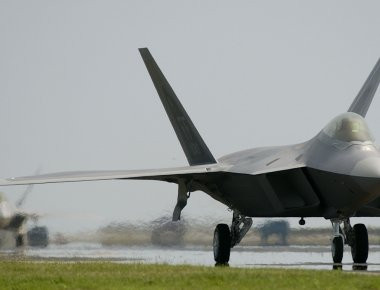 Μαχητικά stealth αεροσκάφη F-22 προσγειώθηκαν στην Σούδα! - Tι συμβαίνει;